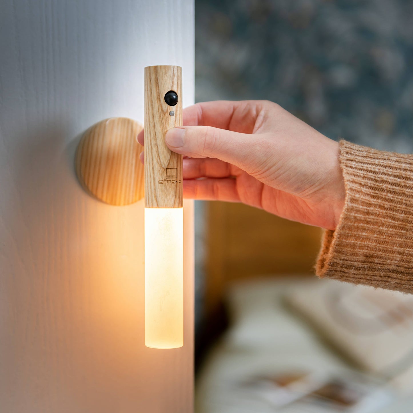 Smart Baton Light: Walnut
