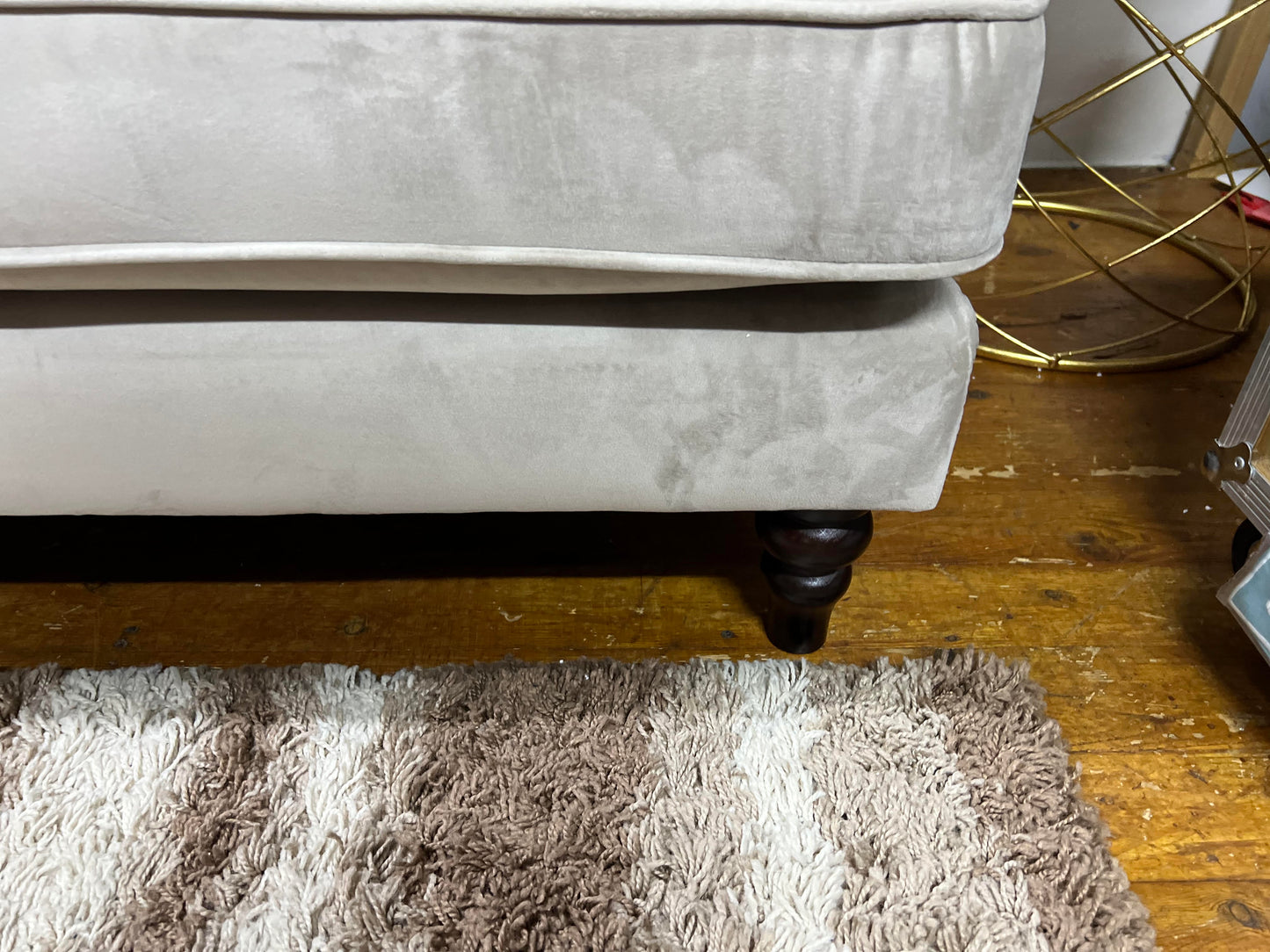 Rupert-sofa-legs-detail