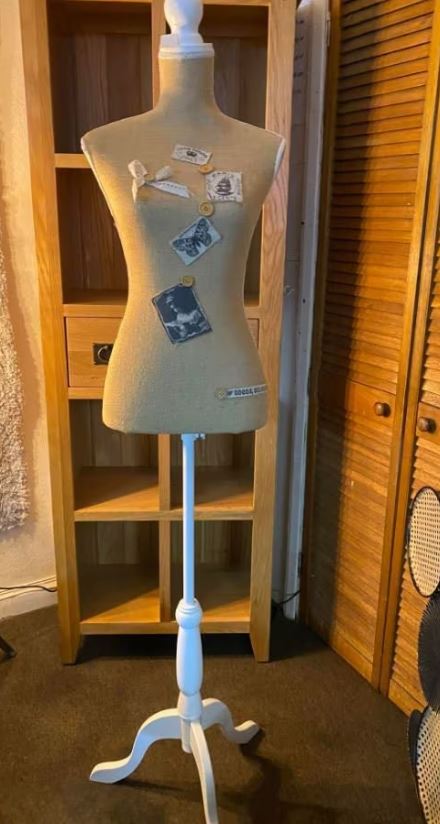 ribboned-mannequin-white-leg