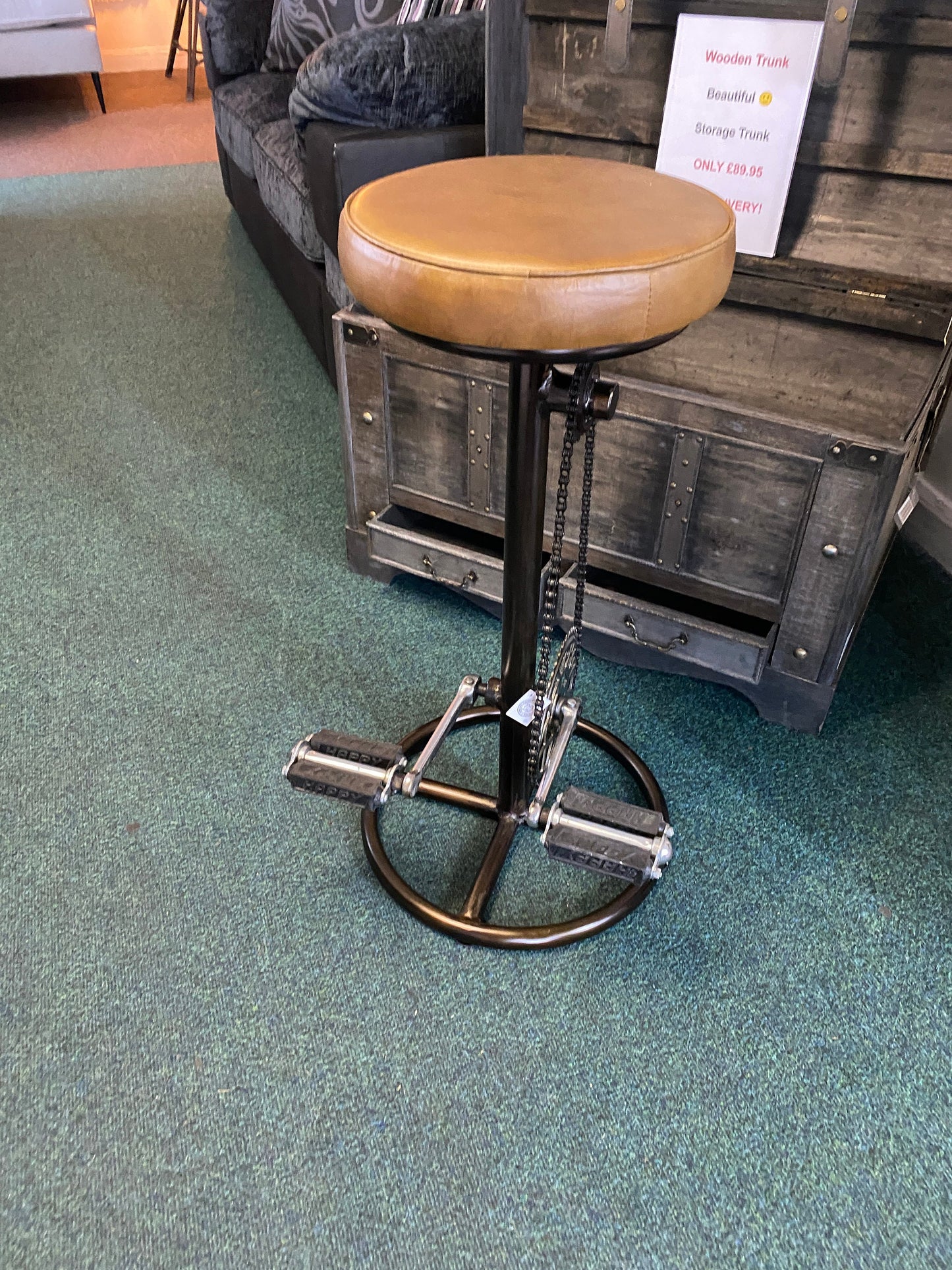 Banco de ferro e couro para bicicleta