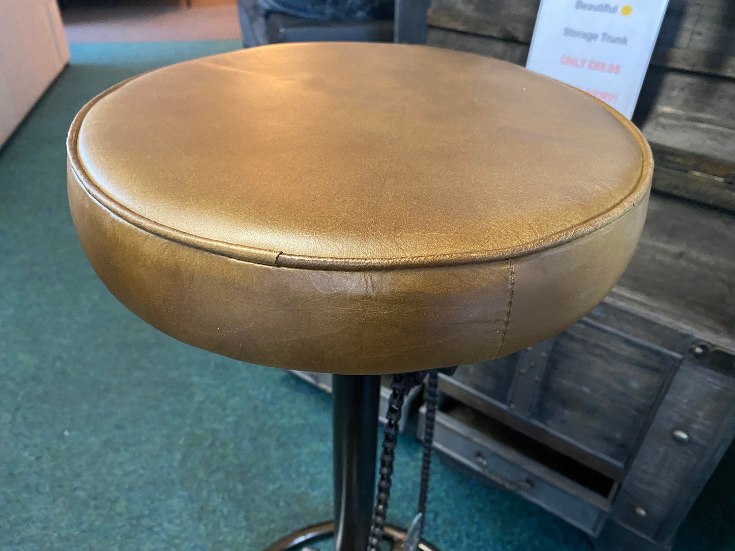 Banco de ferro e couro para bicicleta