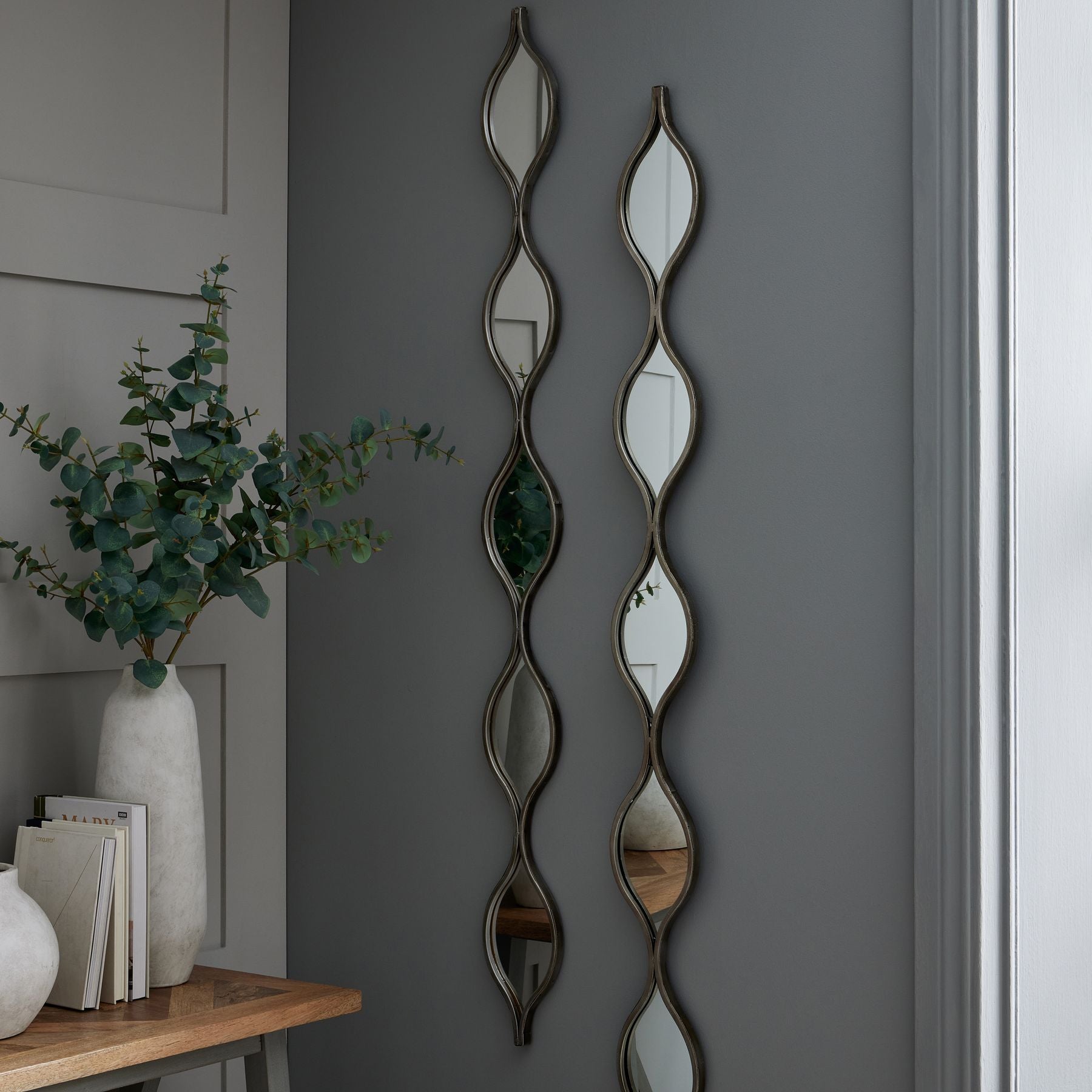 Decorative-hanging-silver-mirror-display