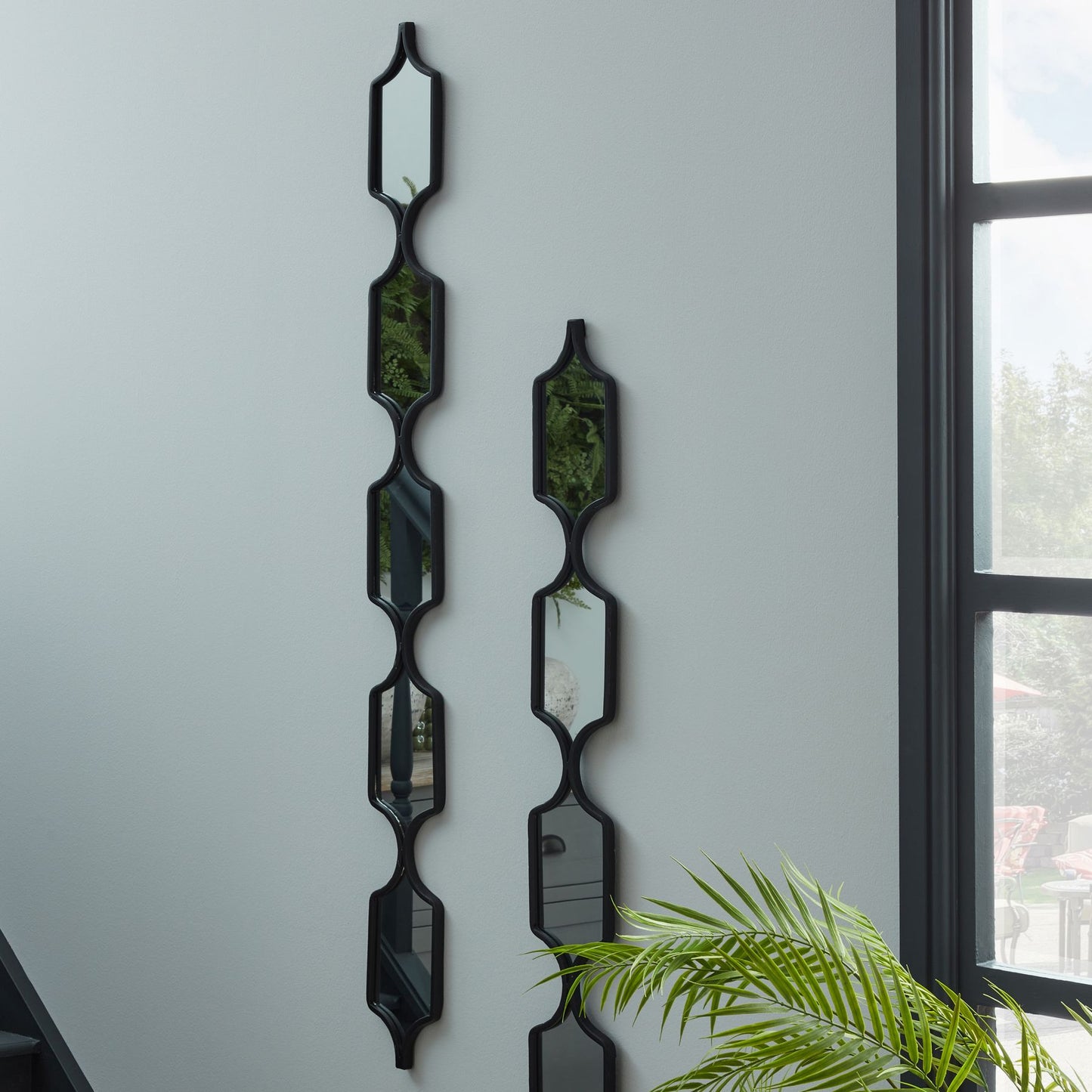 Decorative-black-hanging-mirror-room-set