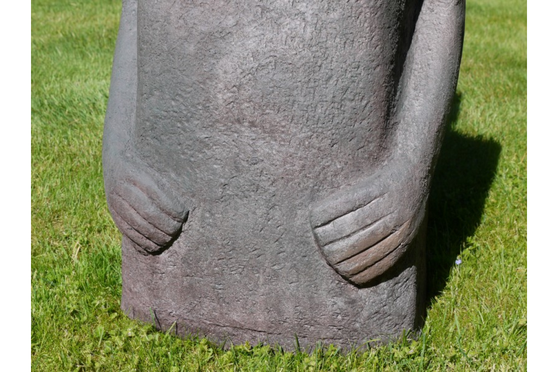 Large-Easter-Island-man-garden-sculpture-hands