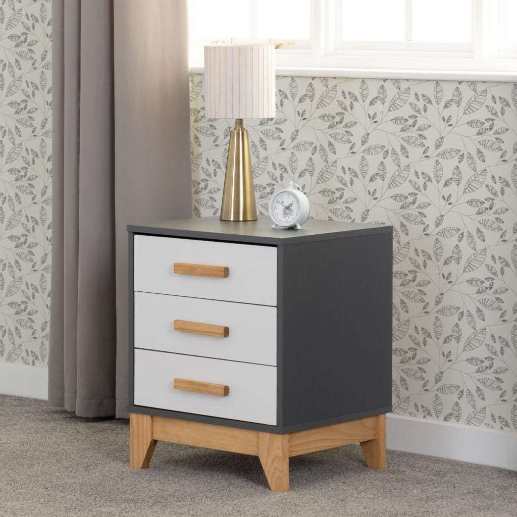 Cleveland-3-drawer-bedside-display