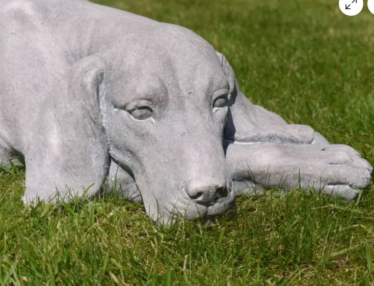 Laying-dog-ornament-detail