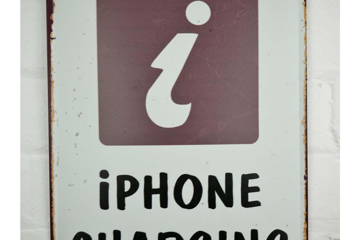 metal-sign-iPhone-charging-detail