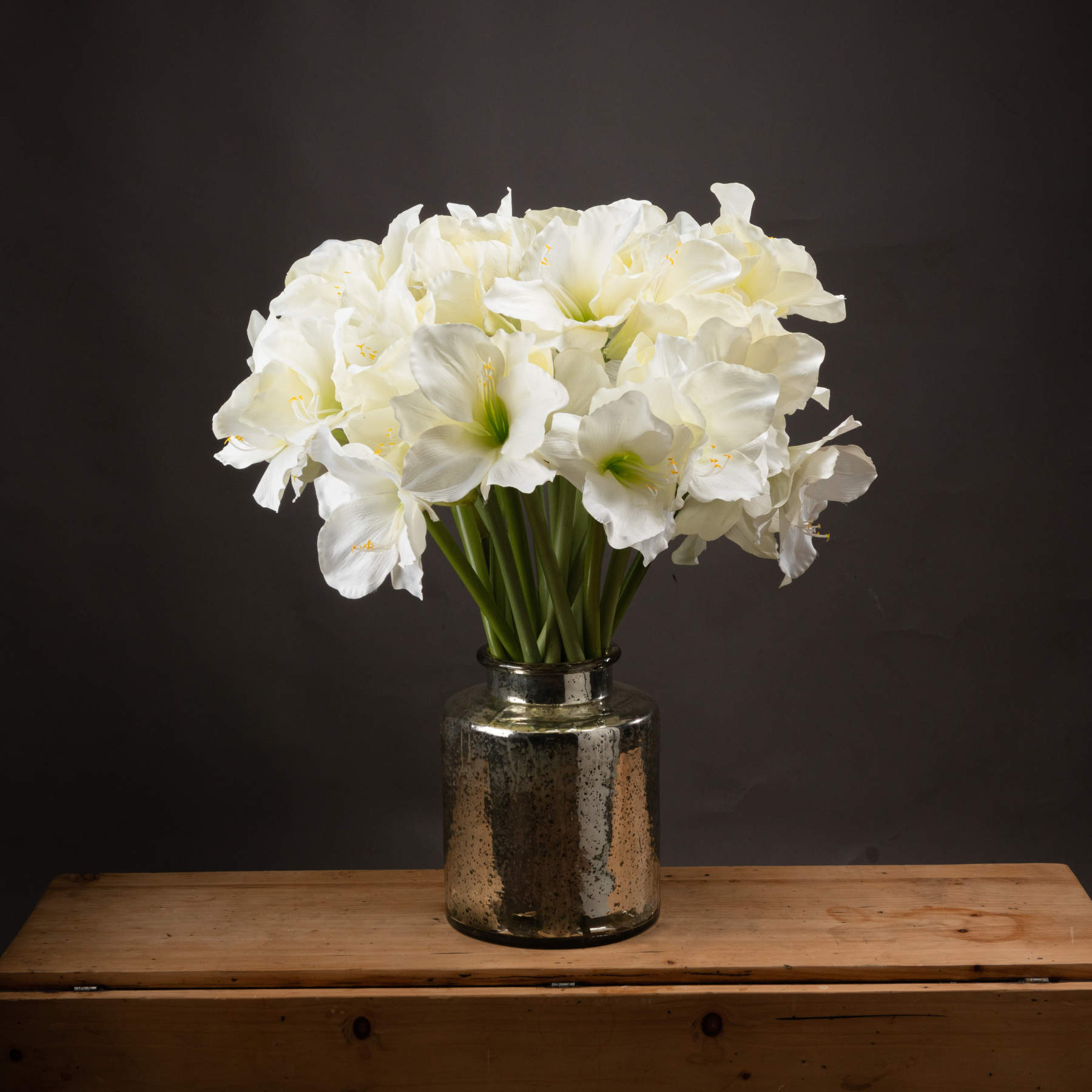 Classic-white-Amaryllis-flower-décor