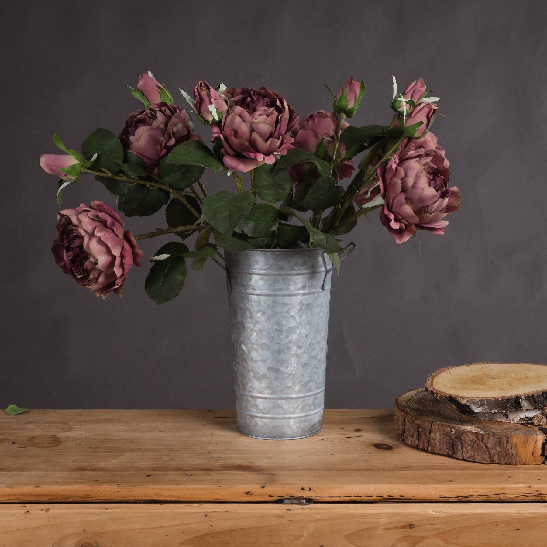 Dusty-pink-spray-rose-peony-display